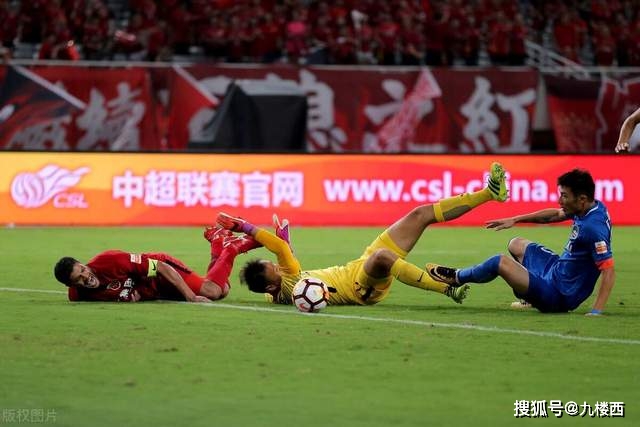 关键时刻本泽马仍罚出勺子点球 专家：这胆太大了