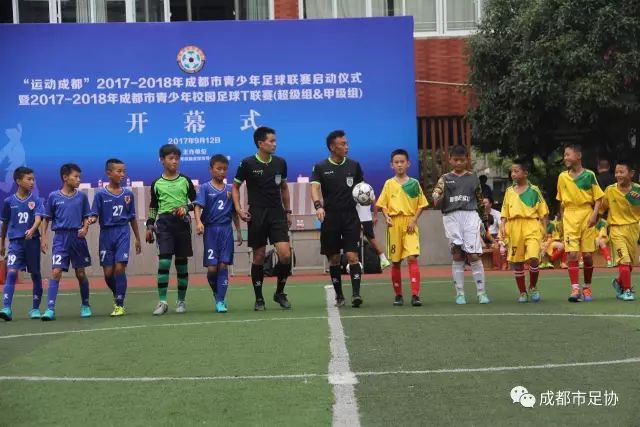 组图：马来西亚羽毛球大师赛-陈雨菲2-0晋级八强 赛后合影球迷